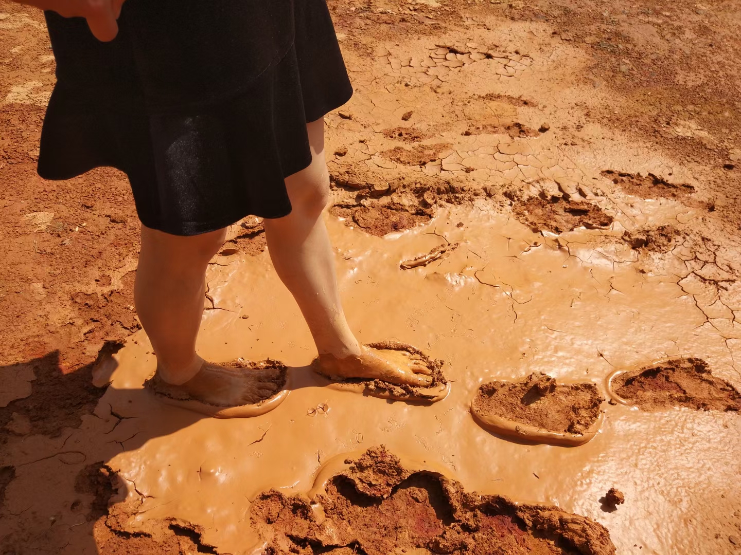 泥泞的雨鞋(雨鞋踩泥)20200918